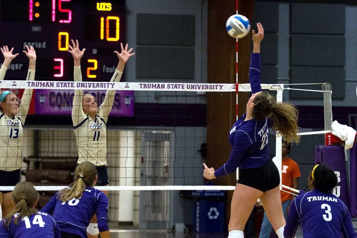 Volleyball team splits first two games – Truman Media Network